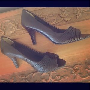 Classic Kenneth Cole Peep Toe Heel, 9, BRN